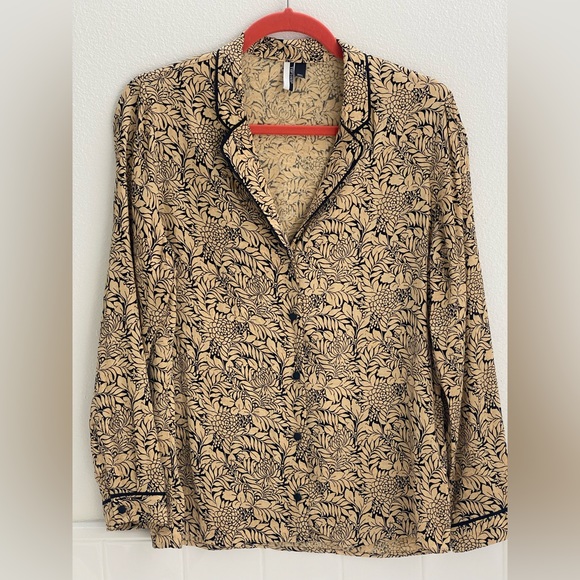 Top Shop NWOT Size US 4 Long Sleeve Blouse with gold & black floral print button - Picture 2 of 12